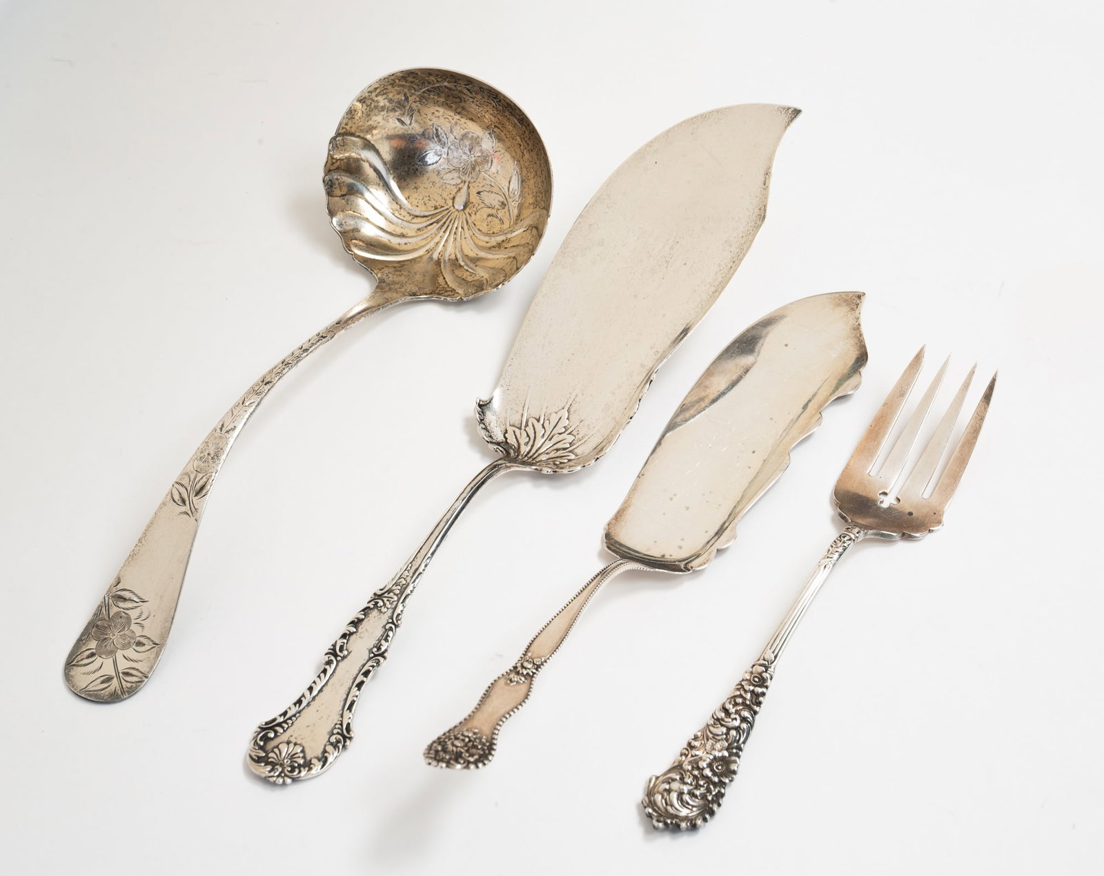 FOUR AMERICAN STERLING SILVER SERVING UTENSILS. (1 of 7)