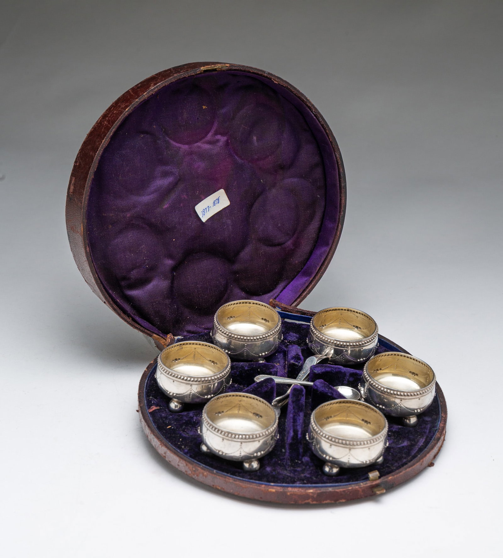 CASED SET OF SIX STERLING SILVER FOOTED OPEN SALTS WITH FOUR SPOONS. (1 of 3)