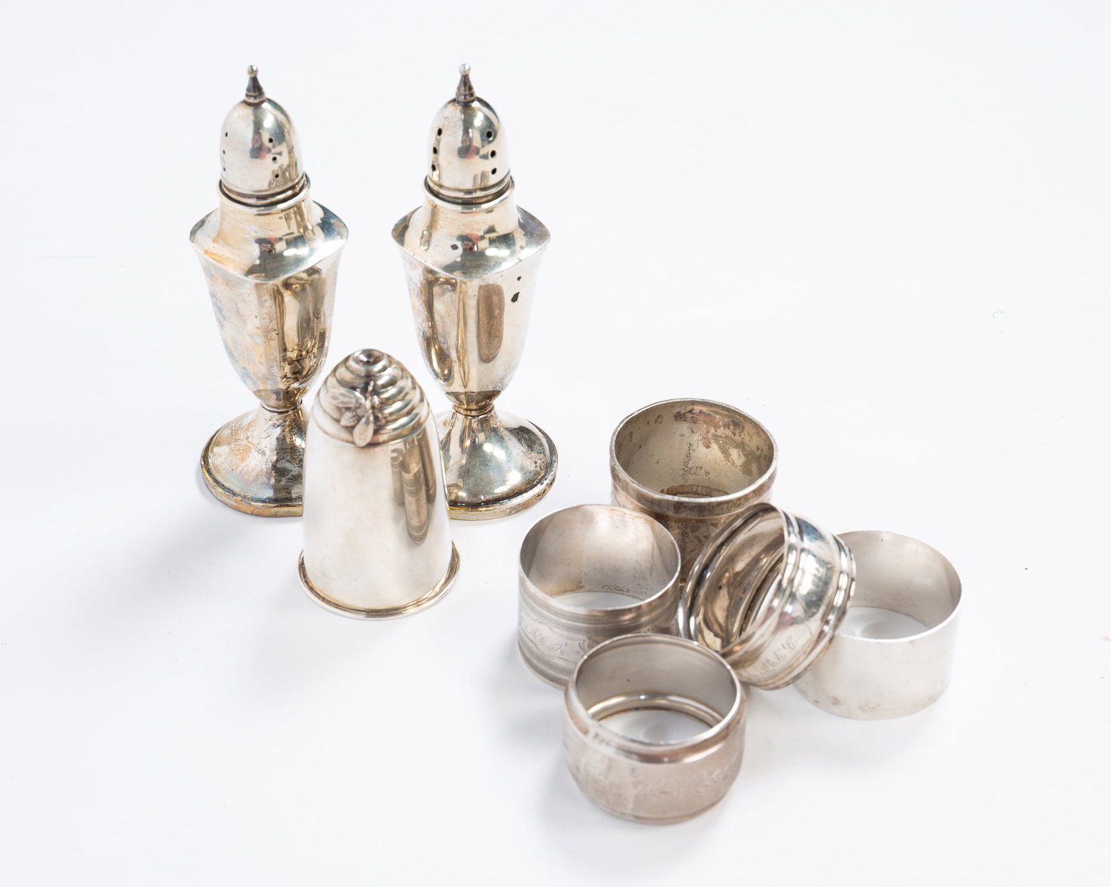 STERLING SILVER TABLE ACCESSORIES, INCL. FIVE NAPKIN RINGS. (1 of 5)