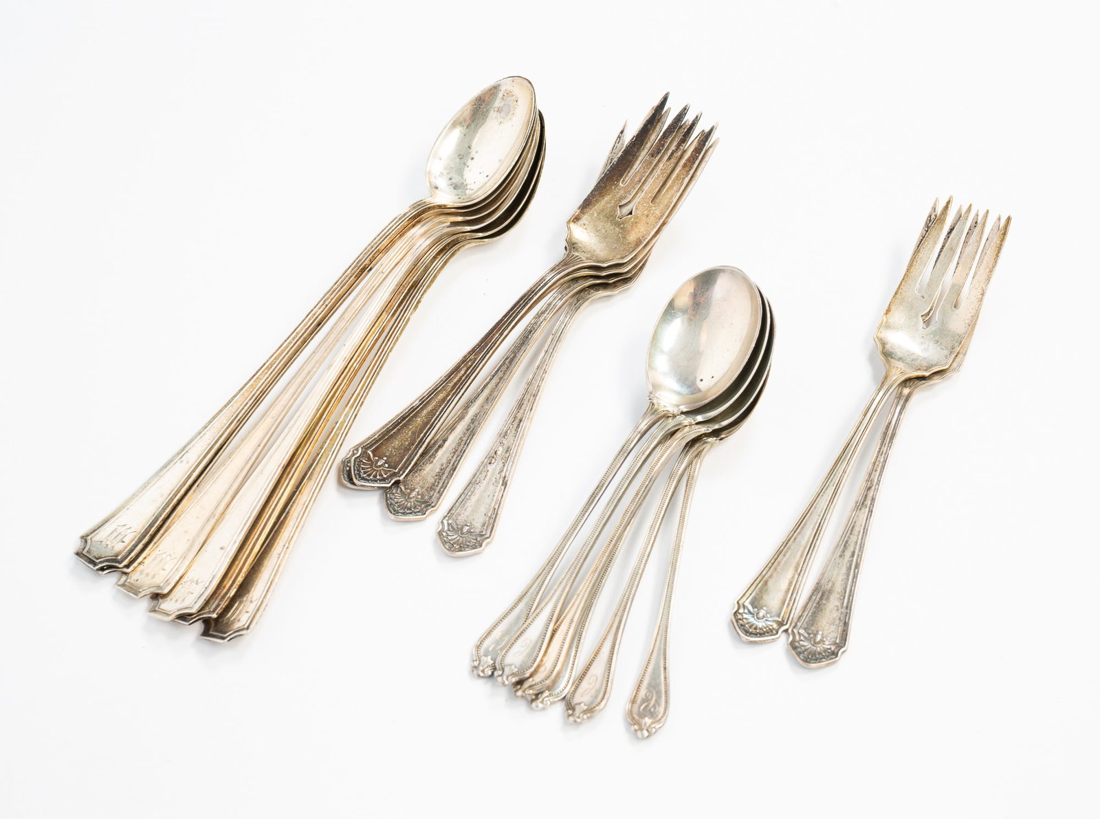 EIGHTEEN AMERICAN STERLING SILVER FLATWARE ITEMS. (1 of 7)