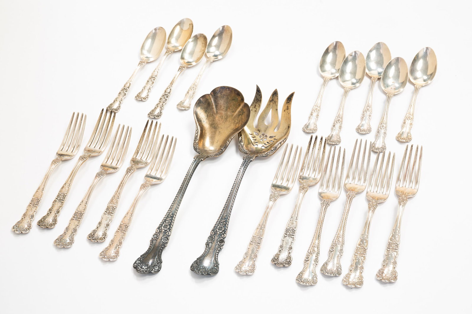 TWENTY-TWO GORHAM STERLING SILVER FLATWARE ITEMS. (1 of 6)