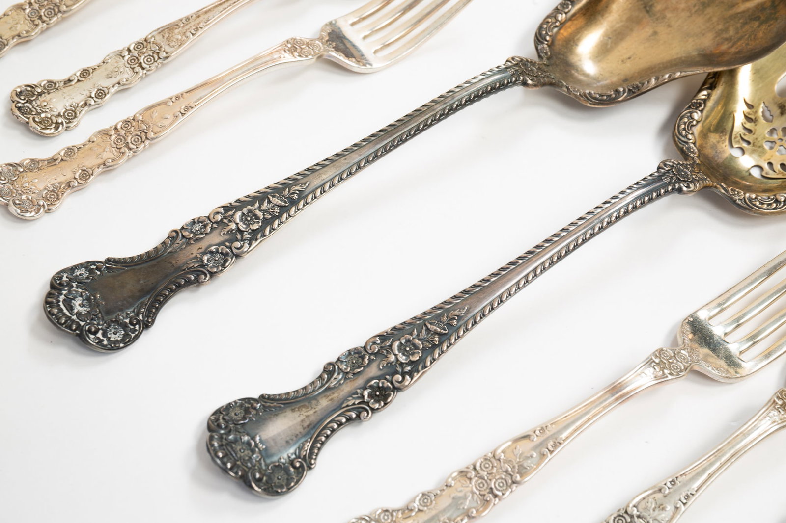 TWENTY-TWO GORHAM STERLING SILVER FLATWARE ITEMS. - 2