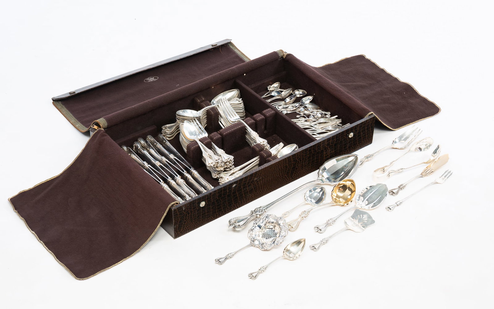 TOWLE "OLD COLONIAL" STERLING SILVER FLATWARE SERVICE FOR TWELVE.: American, pat. 1895. Full service for twelve. Includes hollow handle dinner knives, six serving spoons, eighteen teaspoons, twelve soup spoons, twelve dinner forks and salad forks, butter spreaders