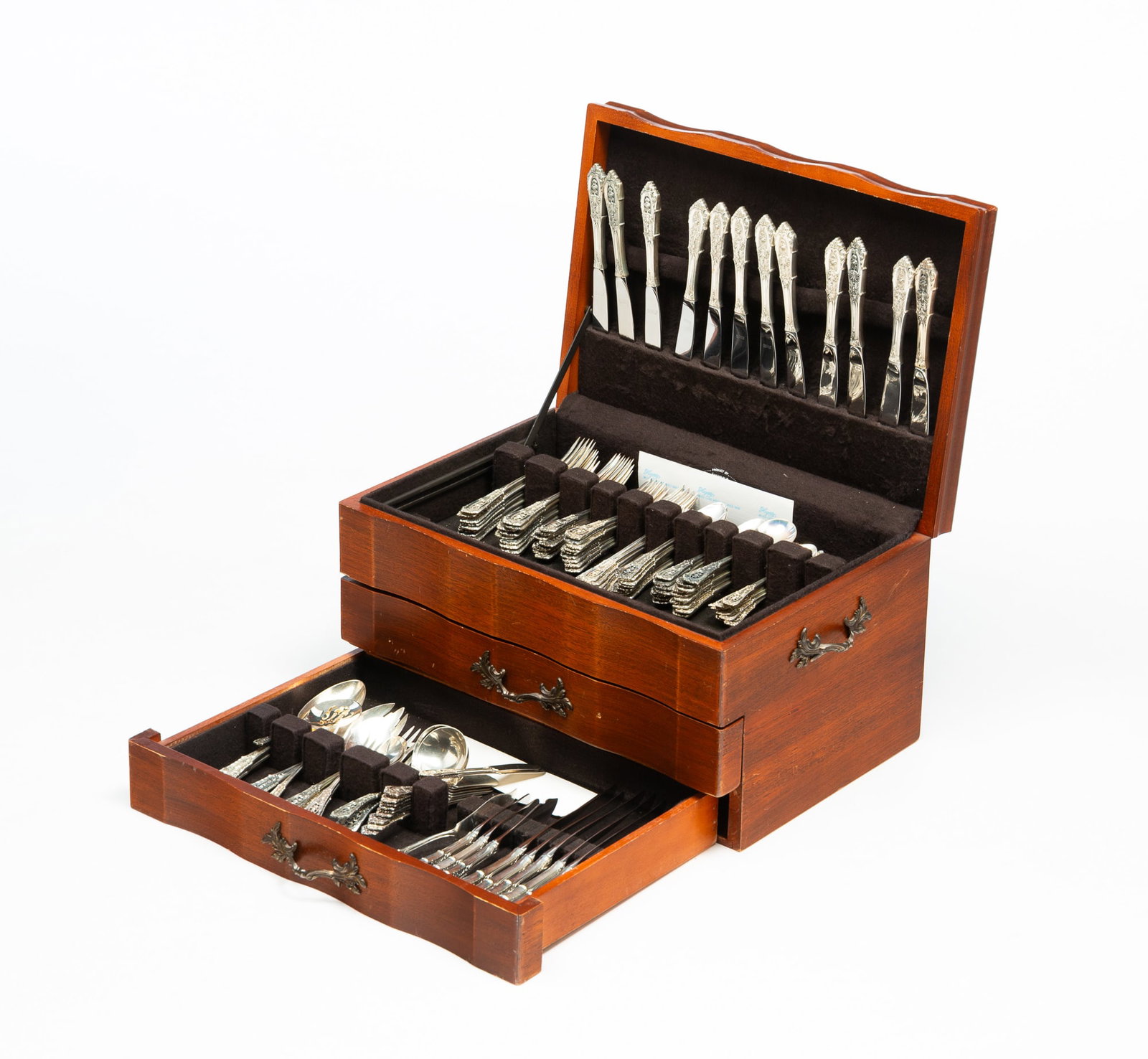 LARGE SET OF WALLACE "ROSE POINT" PATTERN STERLING SILVER FLATWARE IN FITTED BOX. (1 of 8)