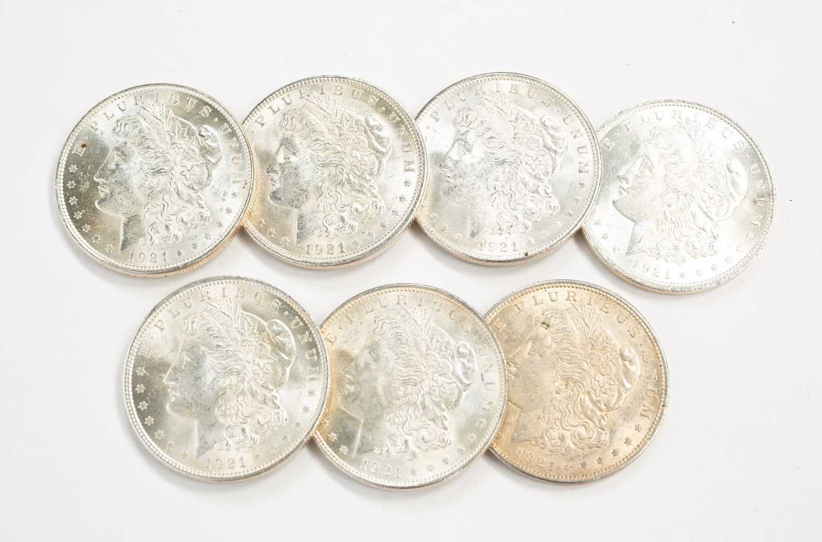 GROUP OF 7 U.S. SILVER 1921 MORGAN DOLLAR COINS. (1 of 3)