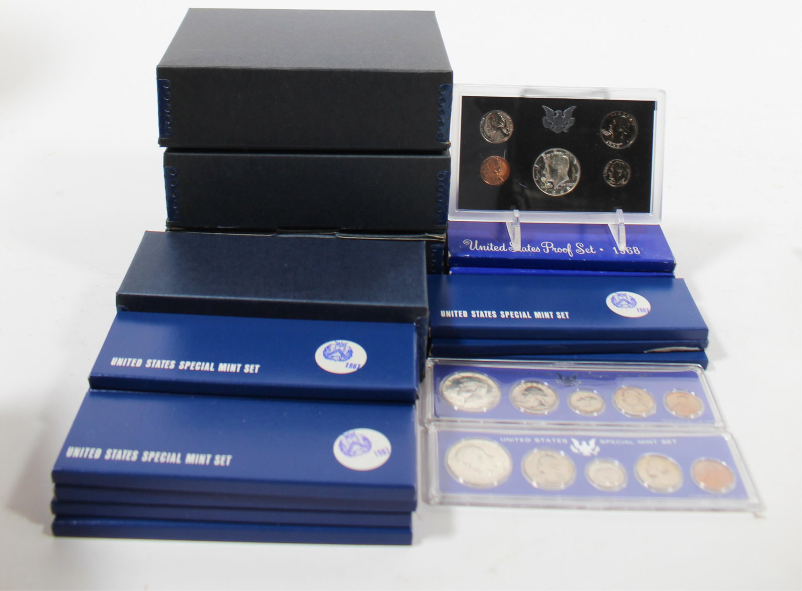 U.S. SPECIAL MINT COIN SETS FROM 1967 AND PROOF SETS FROM 1968. (1 of 4)