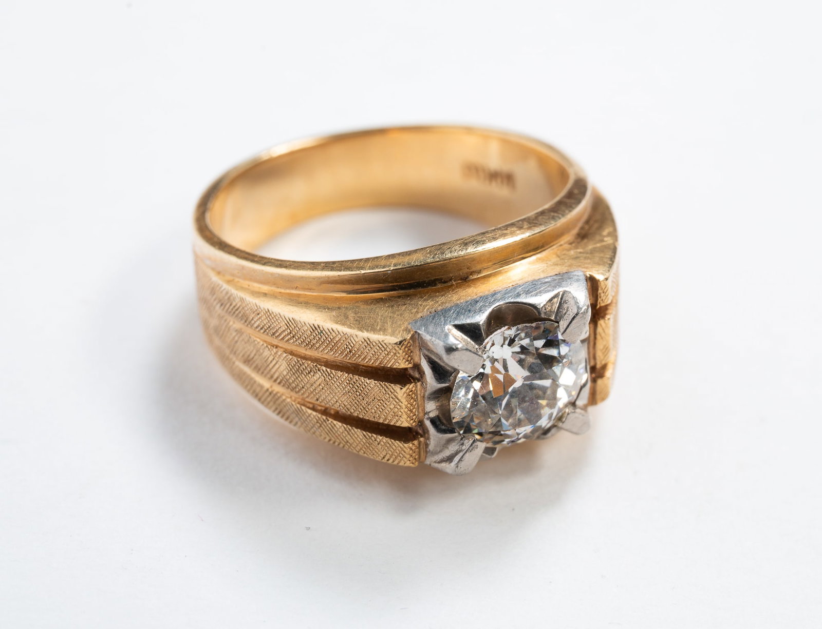 MEN'S 14K TWO-TONE GOLD DIAMOND RING.: 20th Century. A 14k yellow gold band with textured design coming up to white gold top set with a round-cut diamond, approx. 1 tcw, VS, H-I, size 8. Approximately 8.9g.**Note: Bidders who are not yet e