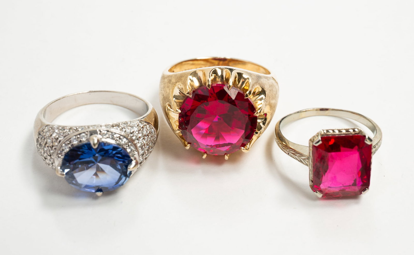 THREE GOLD RINGS WITH COLORED STONES. (1 of 3)