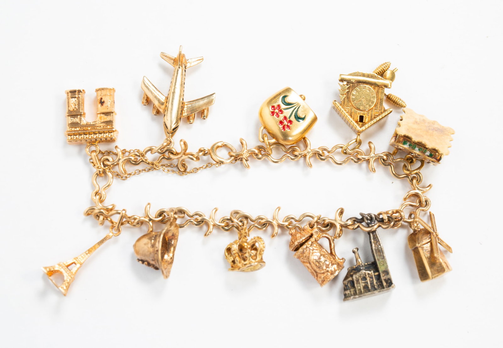 14K YELLOW GOLD CHARM BRACELET. (1 of 3)