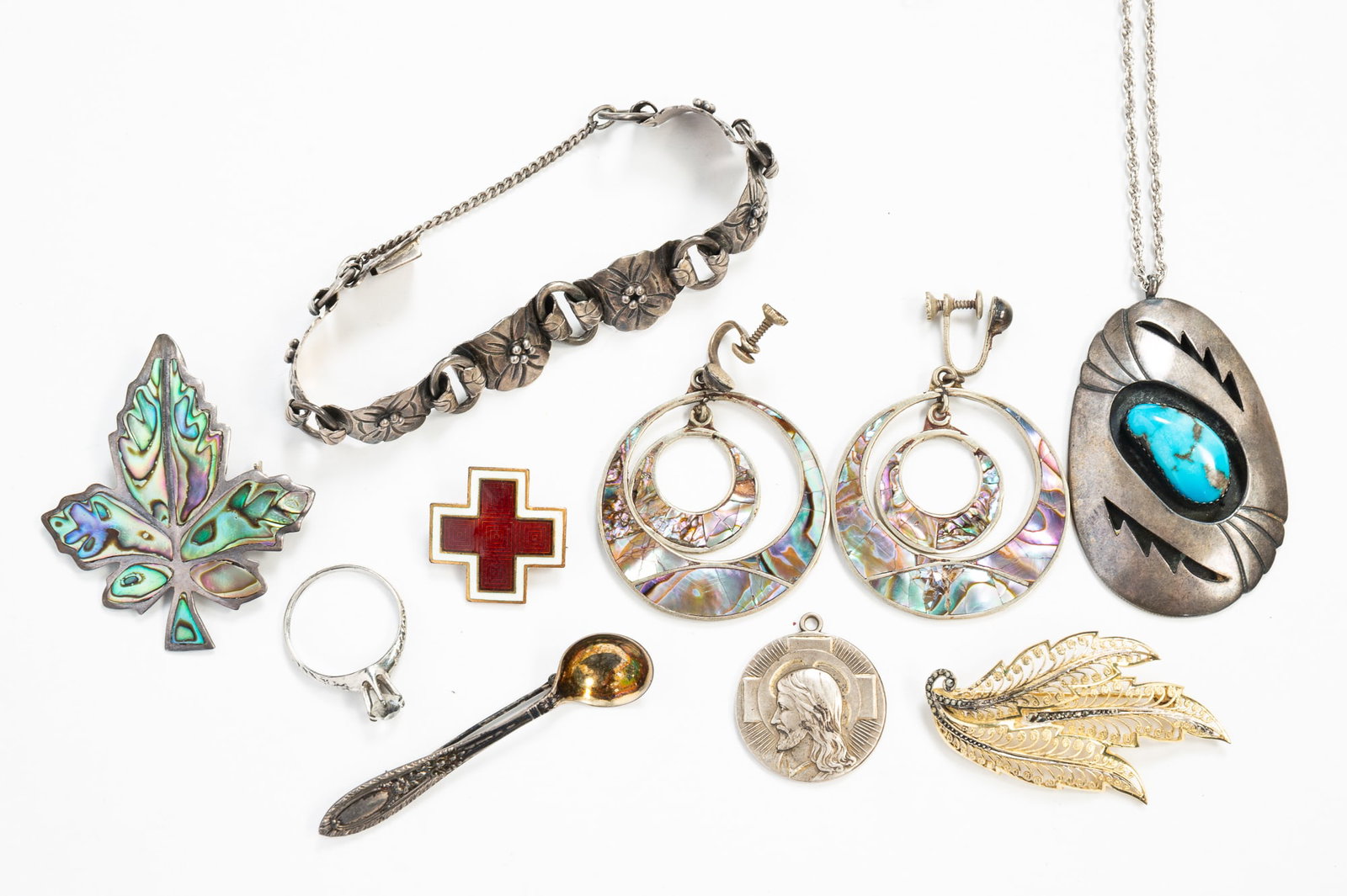 GROUP OF ASSORTED STERLING SILVER JEWELRY. (1 of 5)