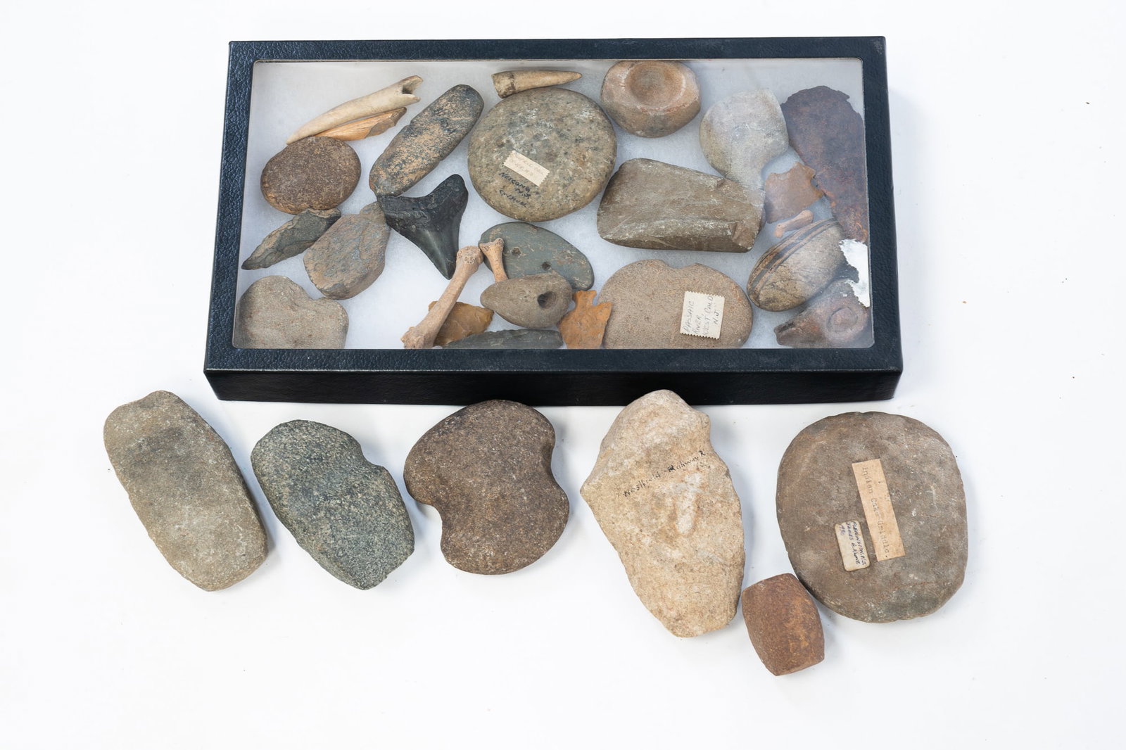 COLLECTION OF NATIVE AMERICAN STONE TOOLS. (1 of 5)