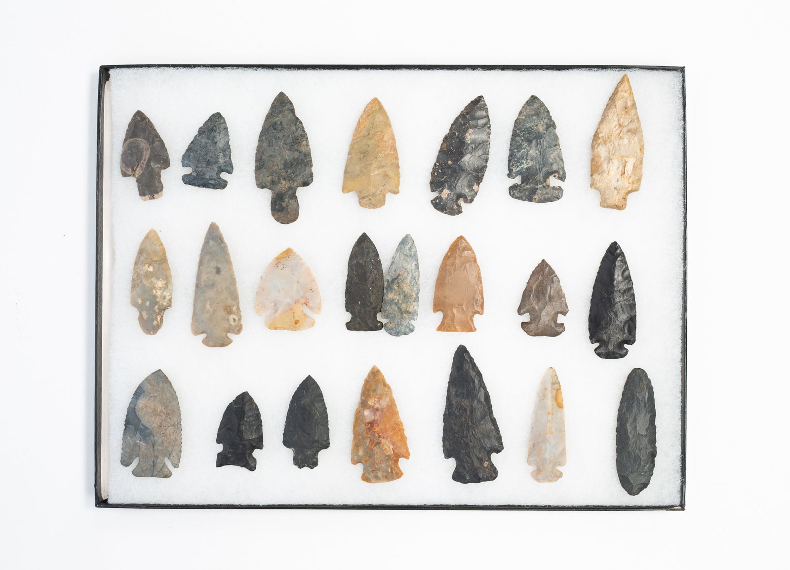 TWENTY-TWO NATIVE AMERICAN STONE POINTS. (1 of 4)
