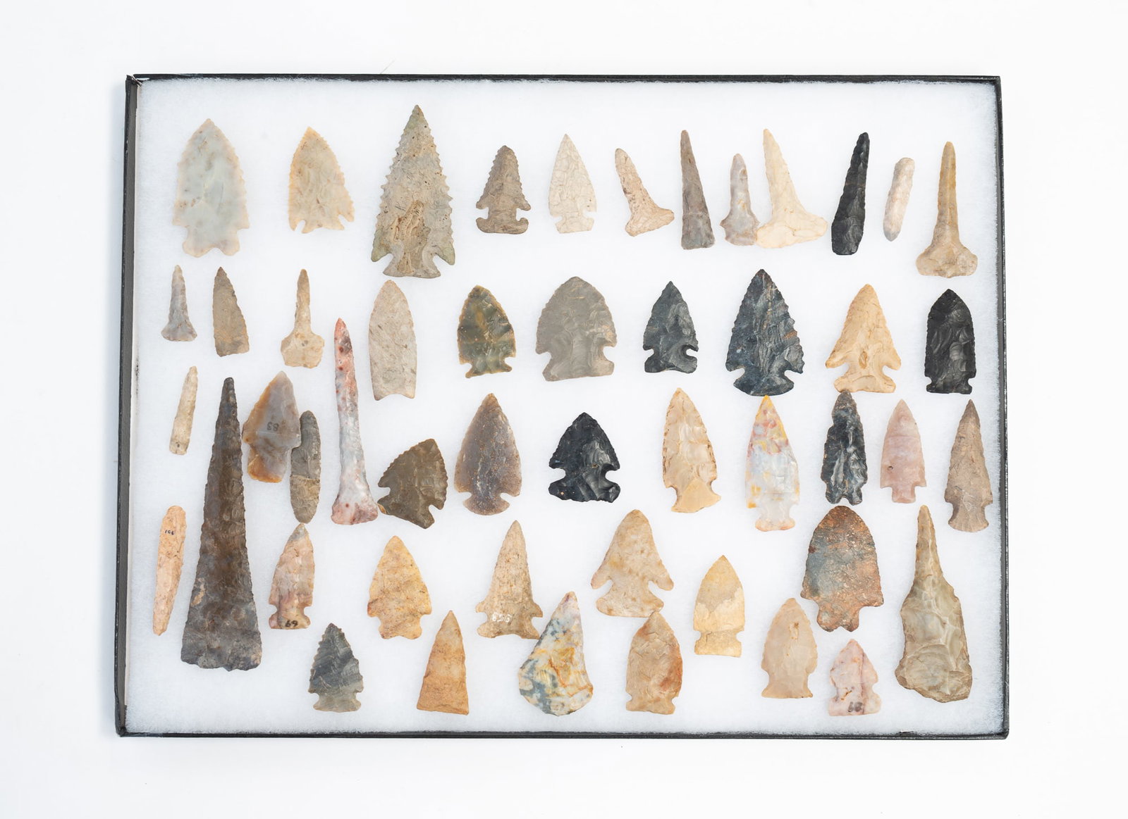 GROUP OF NATIVE AMERICAN STONE POINTS.: GROUP OF NATIVE AMERICAN STONE POINTS. Tan, grey. black, white, and mottled stone. Corner notches, Etley's, awls, drills, knives, and other styles. From 5.5"l. to 1.25"l. 5.5"l.