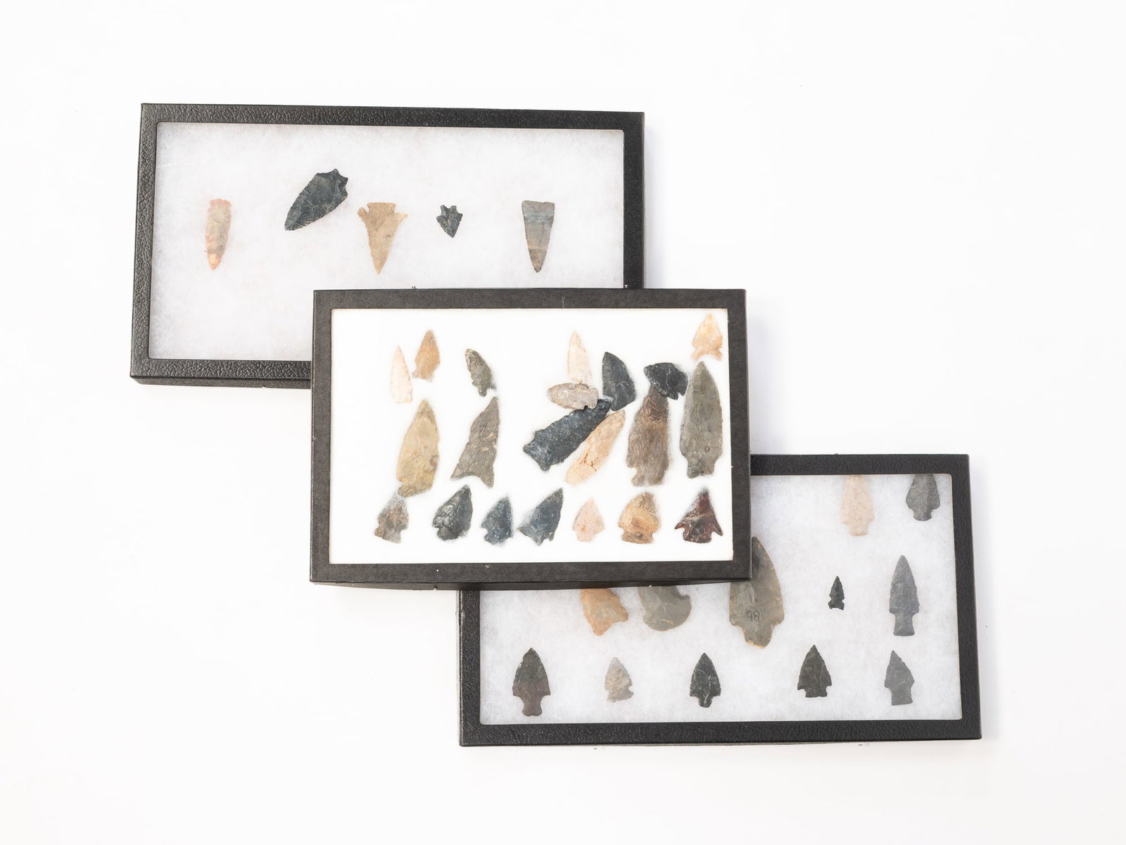 COLLECTION OF NATIVE AMERICAN CARVED STONE POINTS.: COLLECTION OF NATIVE AMERICAN CARVED STONE POINTS. Corner notches, Etley's, knives, and others. Various stones and colors. From 3.25"l. to 0.75"l. Provenance: From the Lifetime Collection of the Late