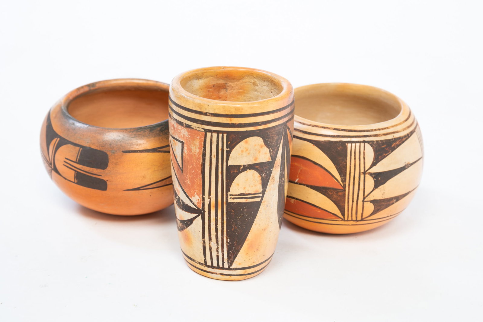 THREE HOPI PUEBLO POTTERY VESSELS. (1 of 5)