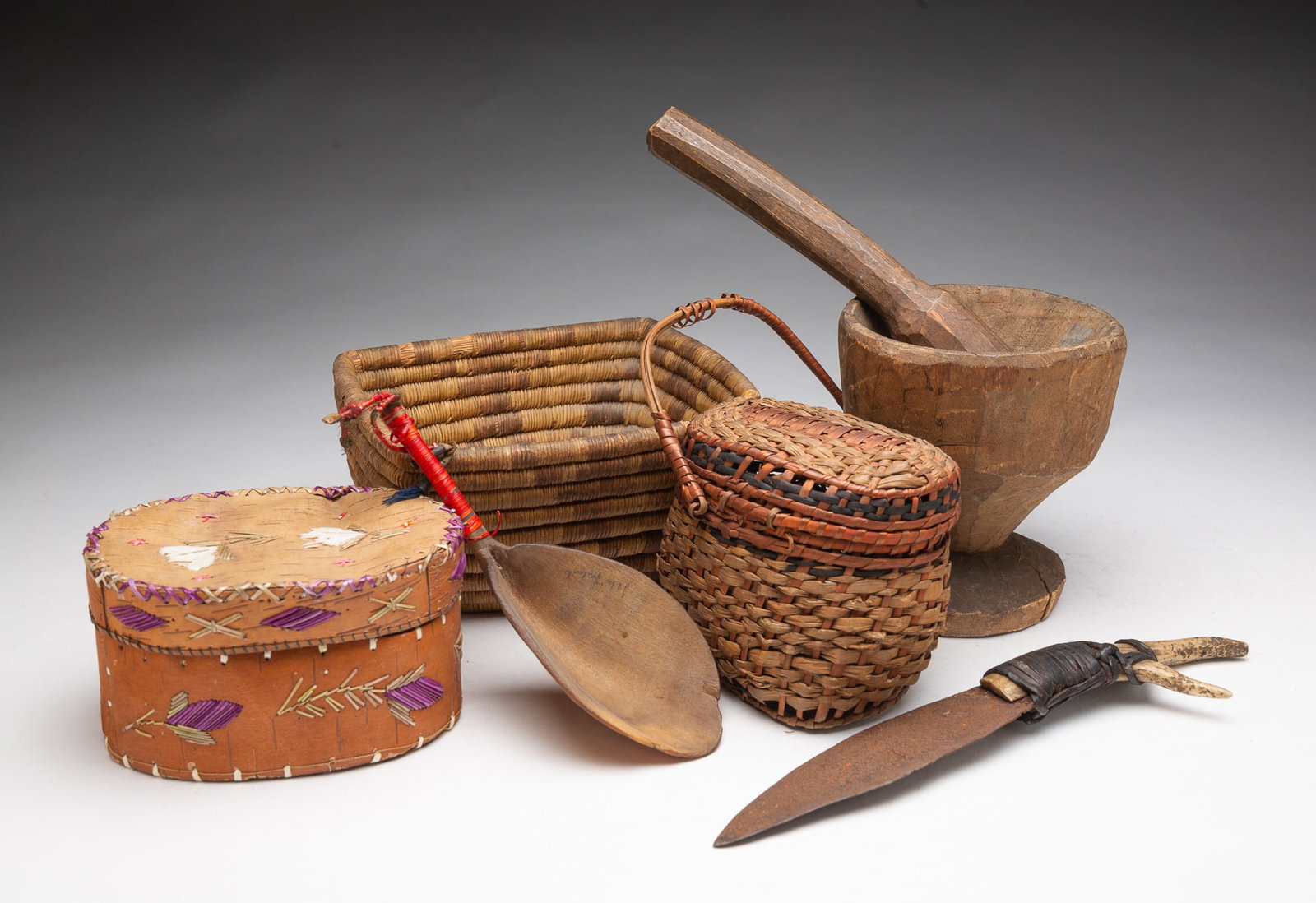 SIX NATIVE AMERICAN ITEMS. (1 of 5)
