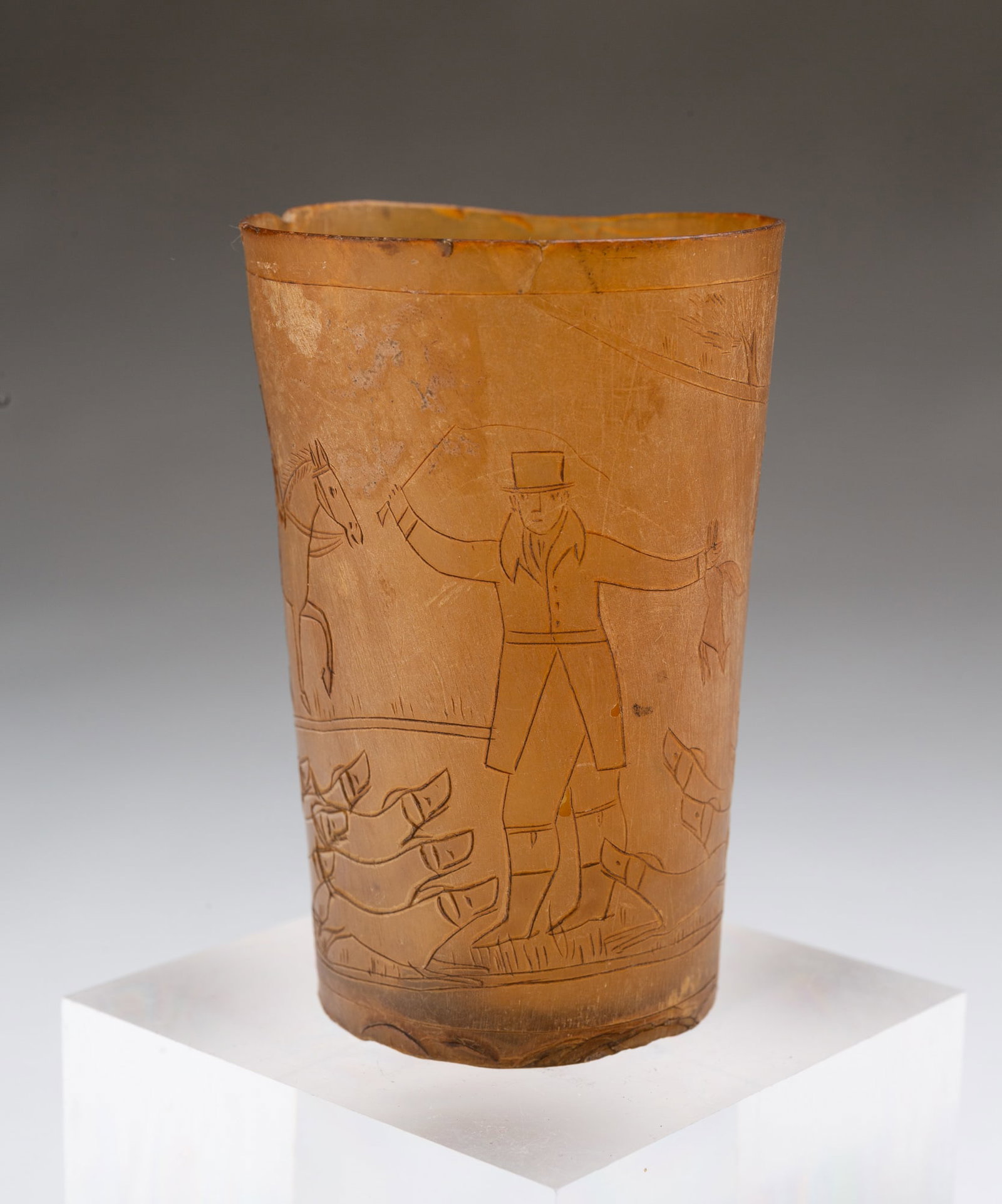 ENGLISH HORN CUP WITH ETCHED FOX HUNT MOTIFS. (1 of 4)