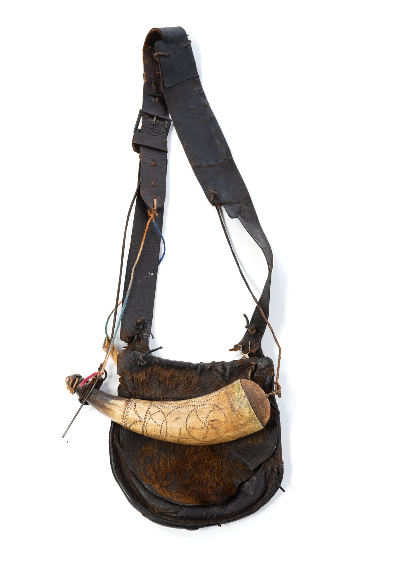 AMERICAN LEATHER HUNTING BAG WITH CHIP CARVED POWDER HORN AND PRIMER. (1 of 5)