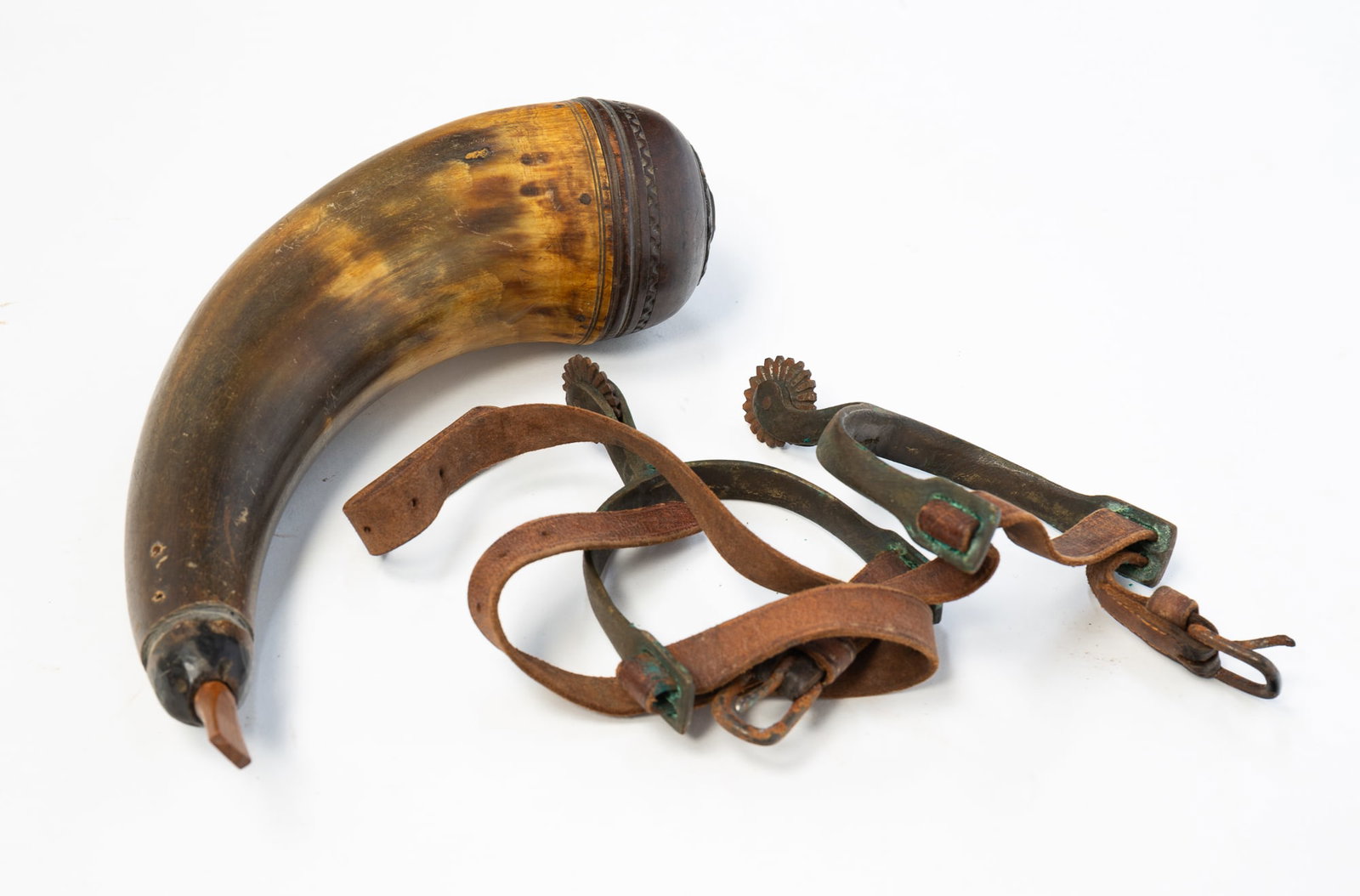 AMERICAN POWDER HORN AND PAIR OF SPURS. (1 of 4)