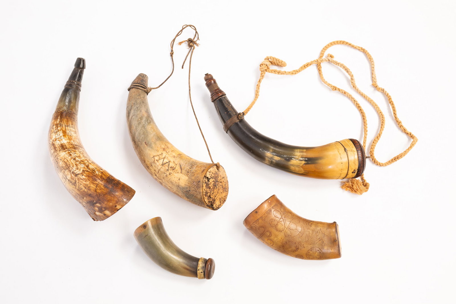 FIVE AMERICAN POWDER HORNS. (1 of 7)