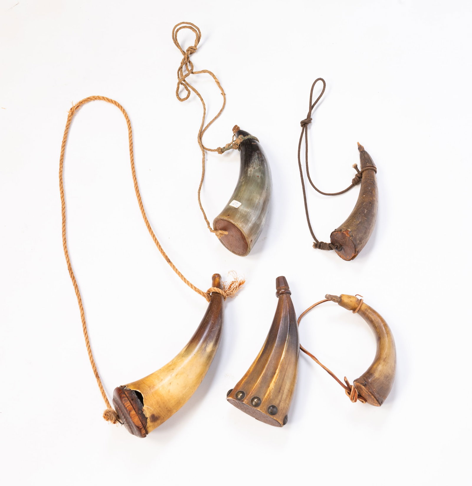 FIVE DIMINUTIVE AMERICAN POWDER HORNS. (1 of 5)