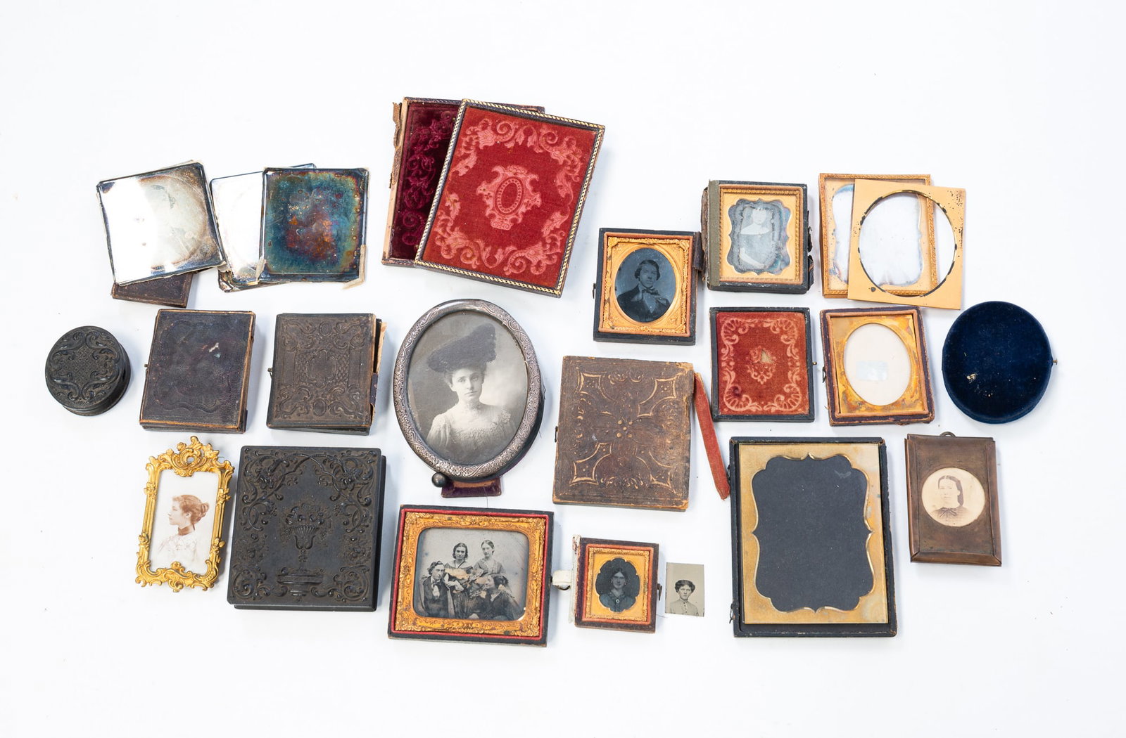 COLLECTION OF CASED PHOTOGRAPHS, INCL. AMBROTYPES AND DAGUERREOTYPES. (1 of 6)