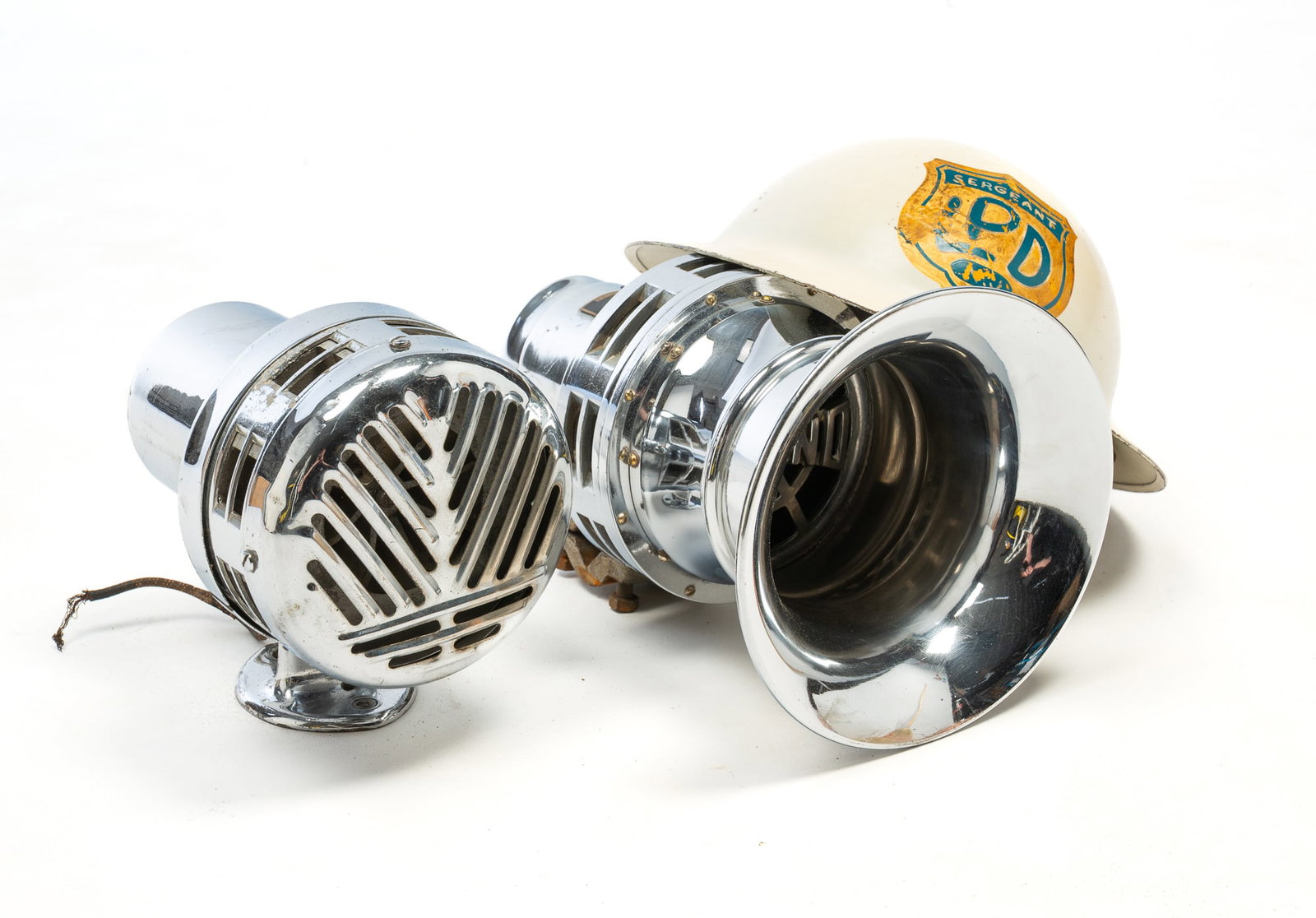 TWO AMERICAN POLICE SIRENS AND A POLICE HELMET. (1 of 6)