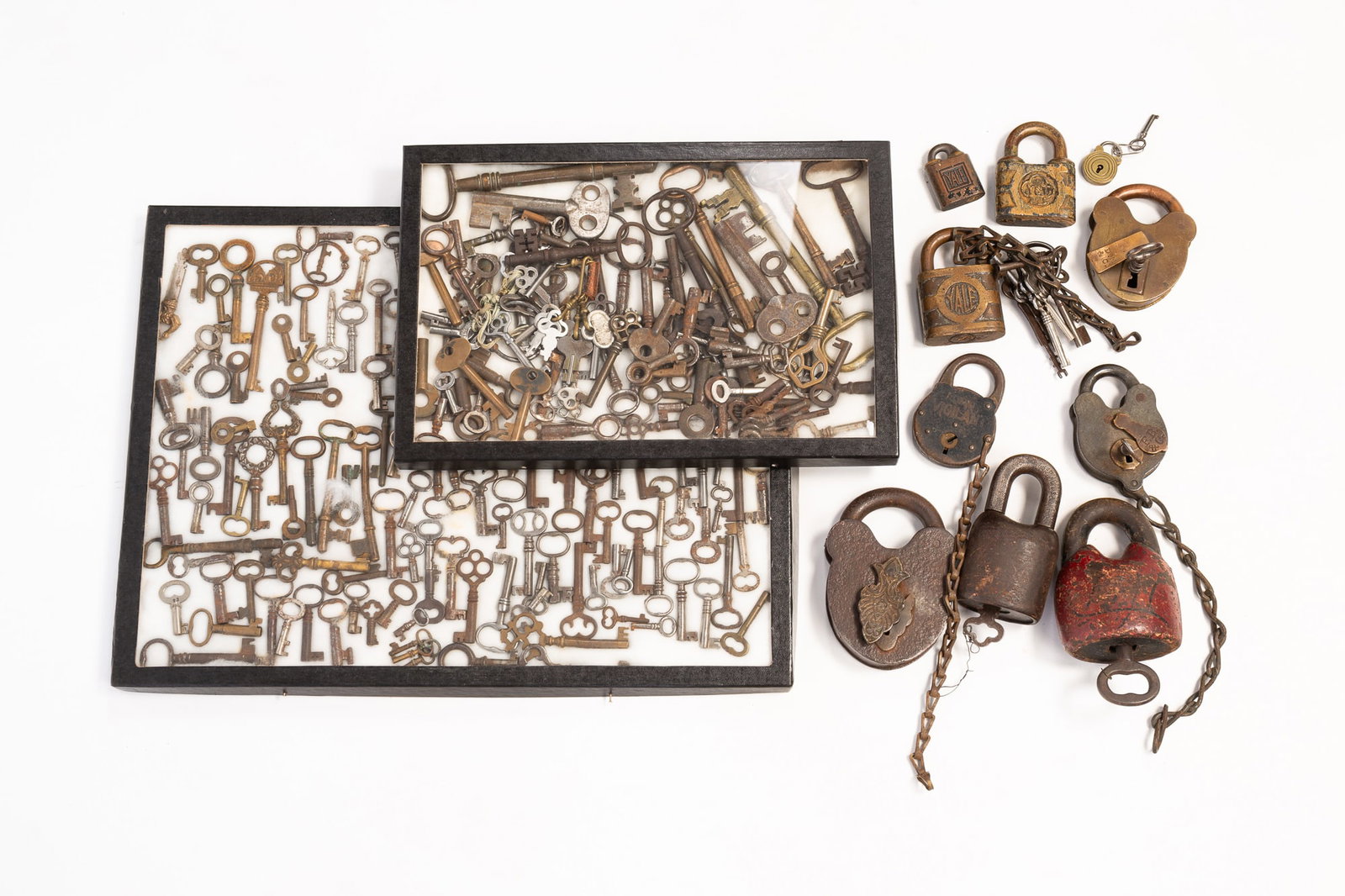 LARGE GROUP OF SKELETON KEYS AND PADLOCKS. (1 of 5)