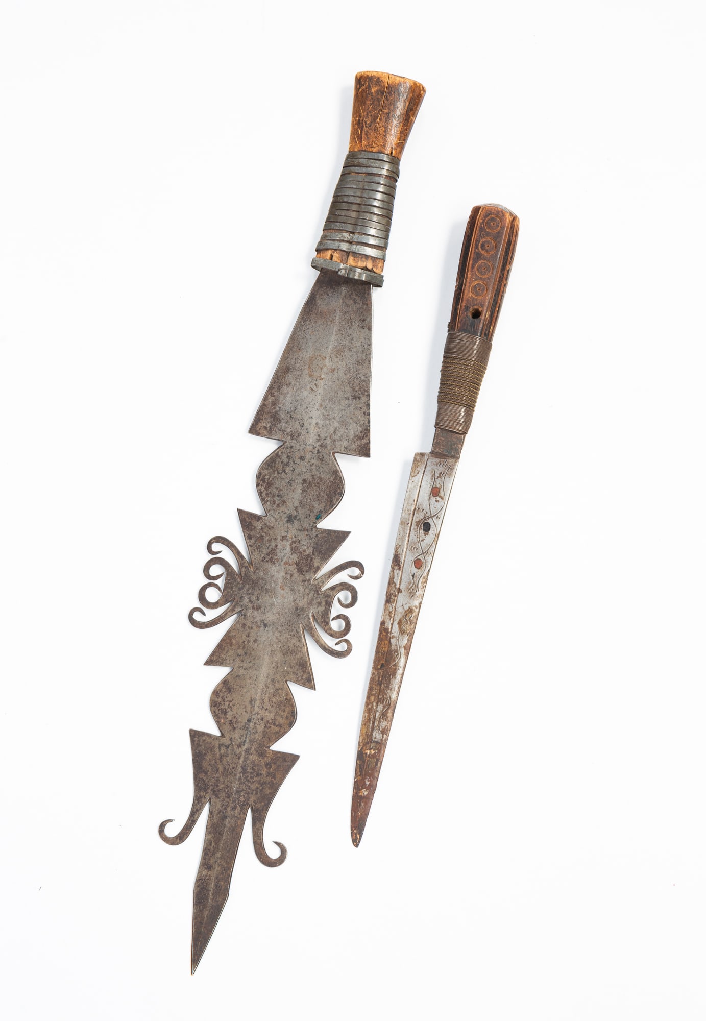CONGOLESE IRON EKONDA KNIFE AND AN ALGERIAN DAGGER. (1 of 4)