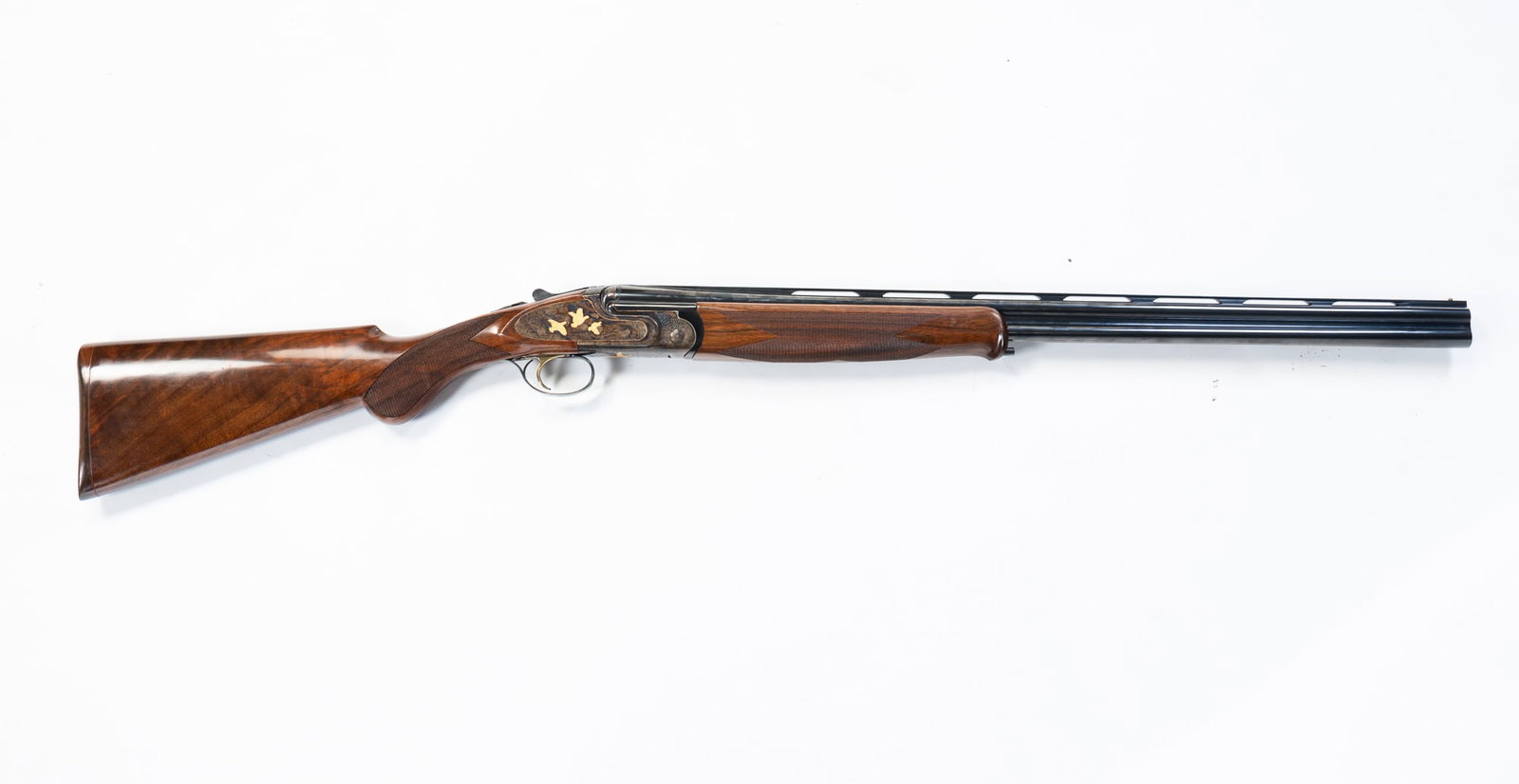 CAESAR GUERINI "MAGNUS FIELD" 28-GAUGE OVER/UNDER SHOTGUN.: CAESAR GUERINI "MAGNUS FIELD" 28-GAUGE OVER/UNDER SHOTGUN. Italian, Contemporary. Serial 102082. Highly figured walnut stock with semi-pistol grip and Schabel forend. Receiver is case-colored and embe