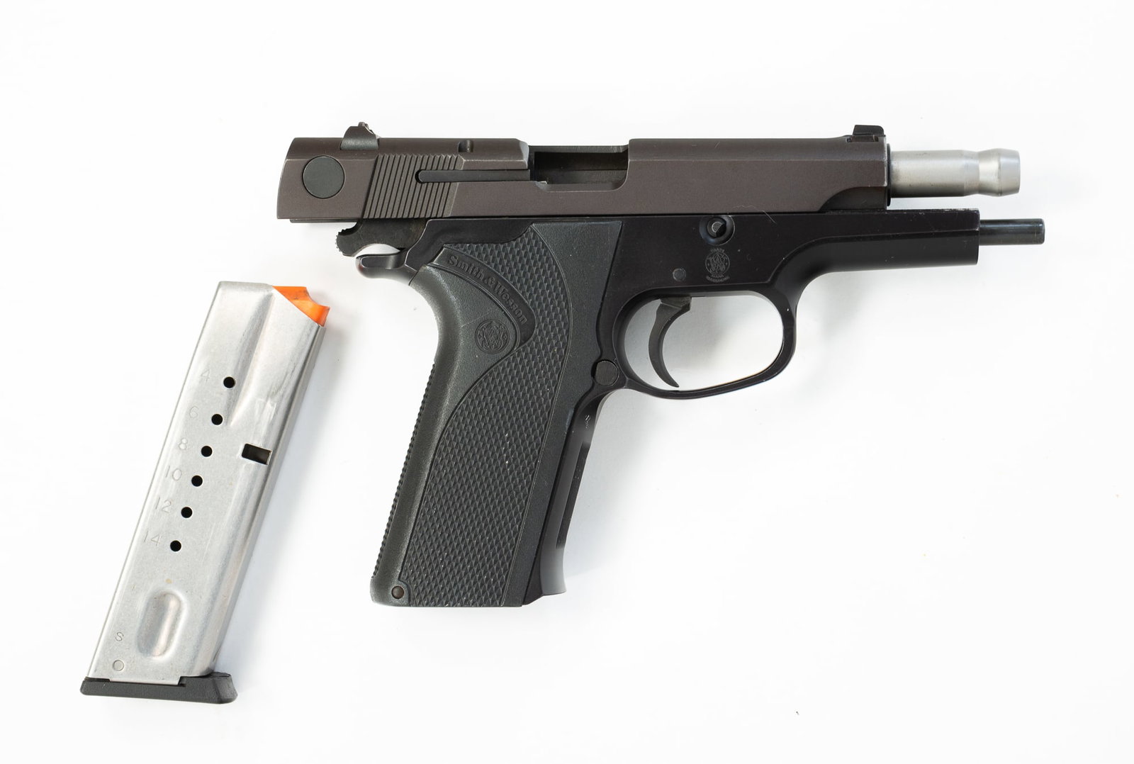 SMITH & WESSON MODEL 915 9MM SEMI-AUTOMATIC PISTOL. (1 of 4)