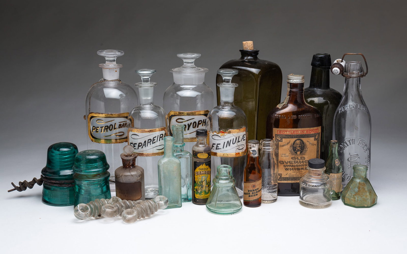 COLLECTION OF GLASS BOTTLES AND ACCESSORIES, INCL. APOTHECARY EXAMPLES. (1 of 7)