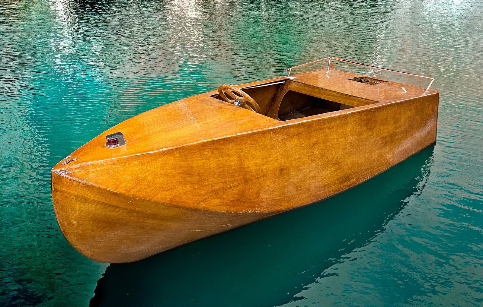 AMERICAN MID-CENTURY MODERN "PEE-WEE" STYLE WOODEN BOAT WITH OUTBOARD MOTOR. (1 of 8)