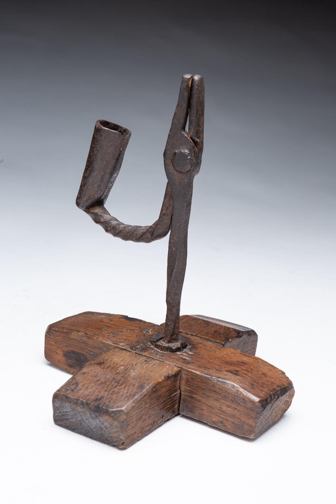 FORGED IRON RUSH LIGHT CANDLE HOLDER. (1 of 3)