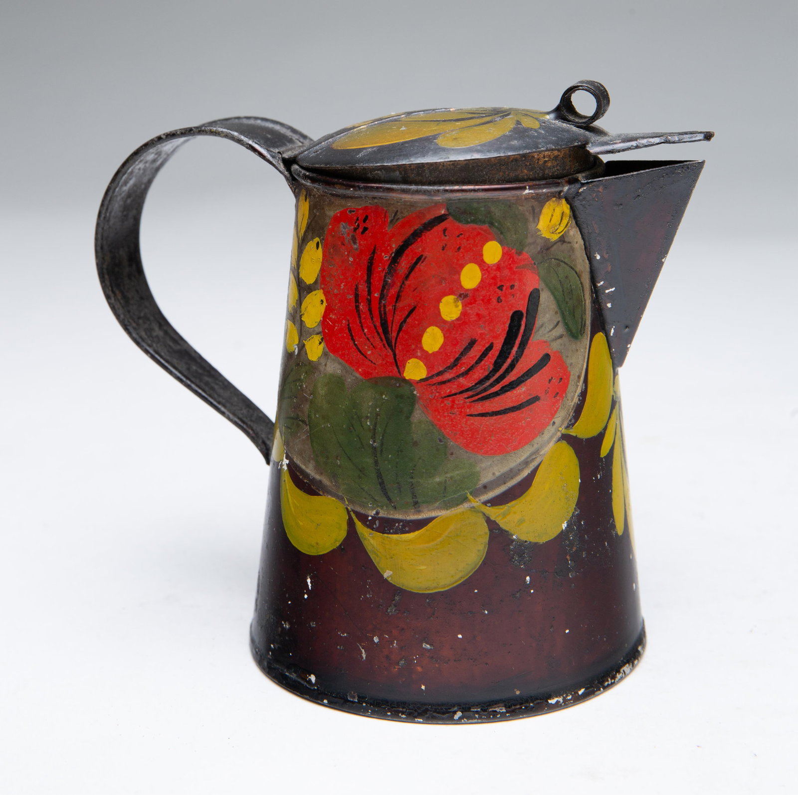 PENNSYLVANIA TOLEWARE SYRUP PITCHER WITH ORIGINAL POLYCHROME PAINTED FLORAL DECORATION. (1 of 8)