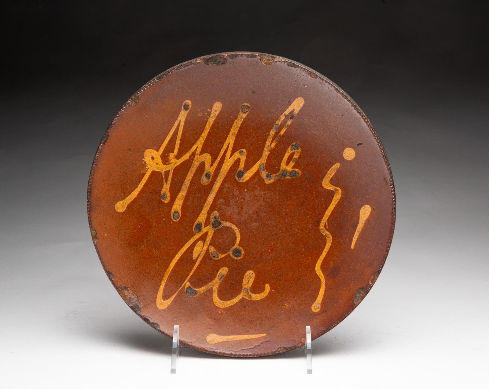 NORWALK, CONNECTICUT SLIP-DECORATED REDWARE "APPLE PIE" PLATE. (1 of 8)