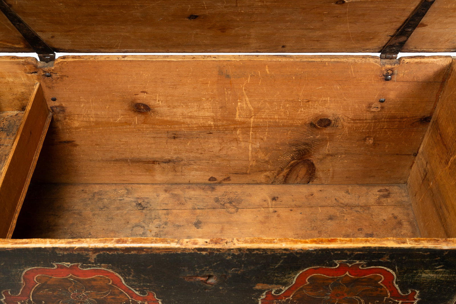PAINT-DECORATED DOWER CHEST. - 3