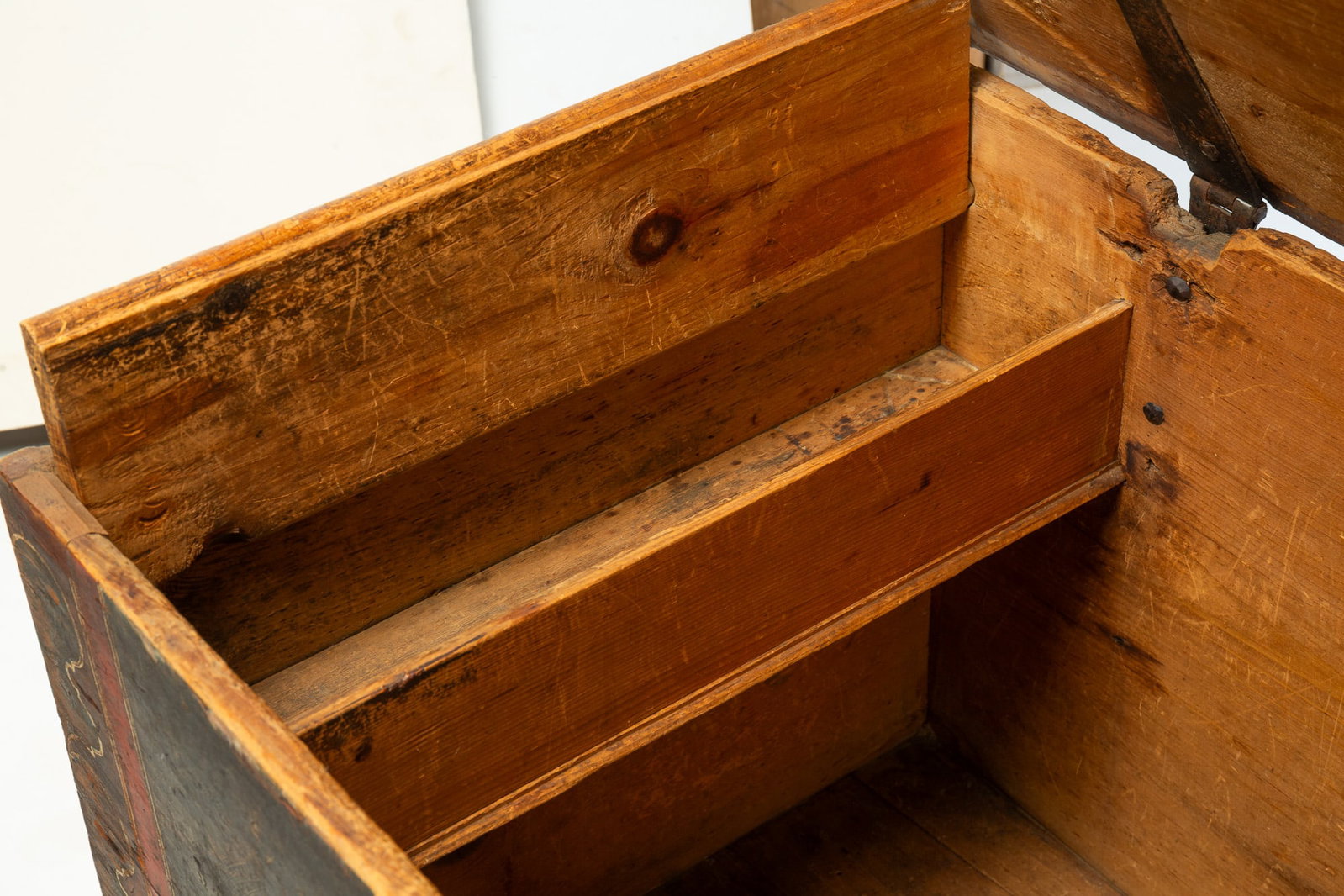 PAINT-DECORATED DOWER CHEST. - 5