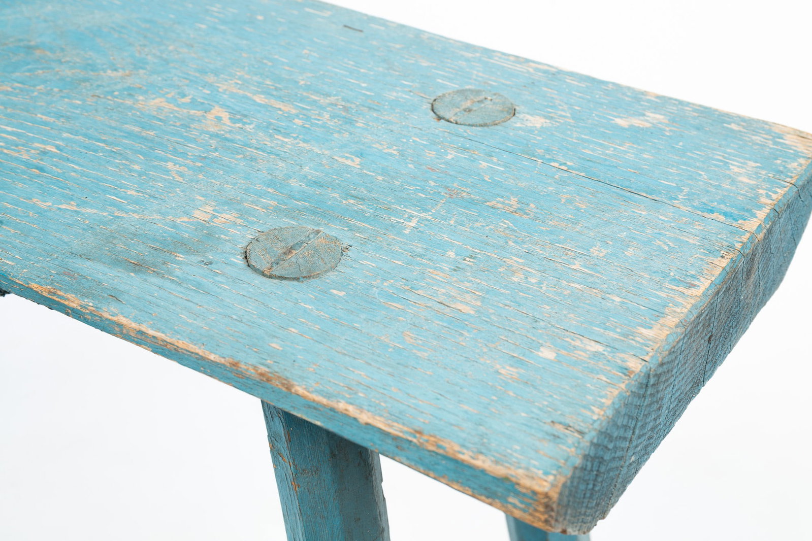 PRIMITIVE BLUE-PAINTED LOG BENCH. - 2