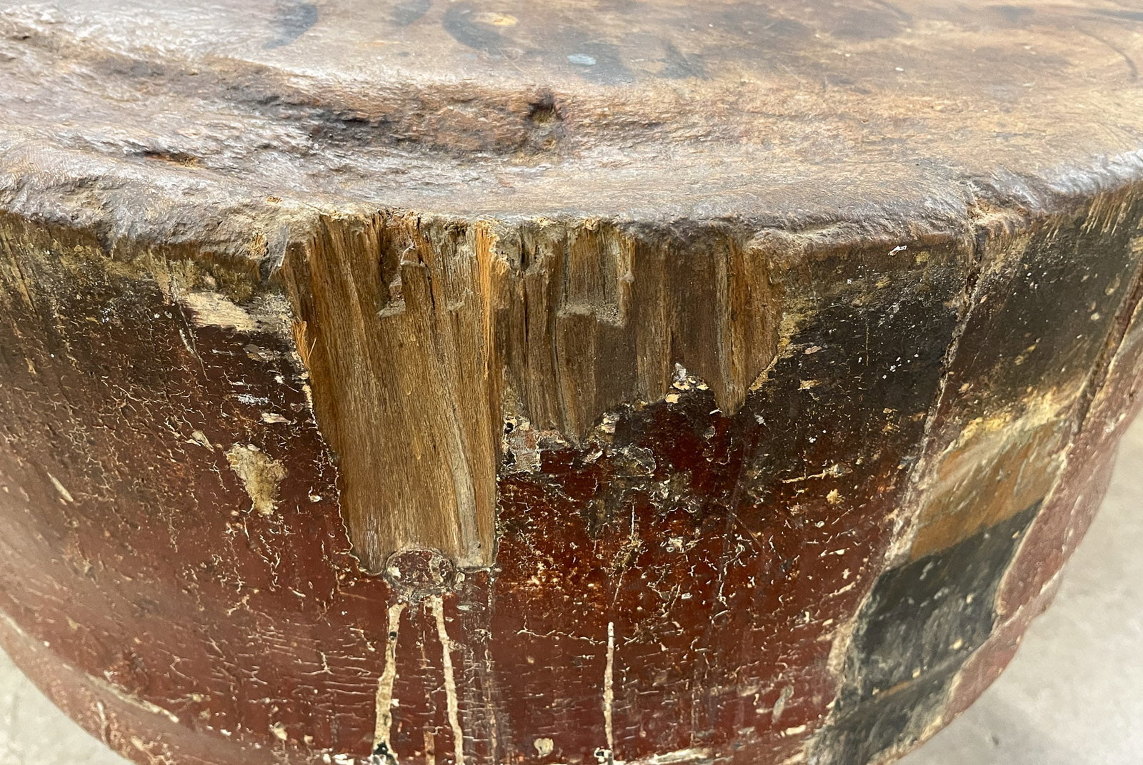 ROUND CHOPPING BLOCK WITH BROWN REPAINT. - 4