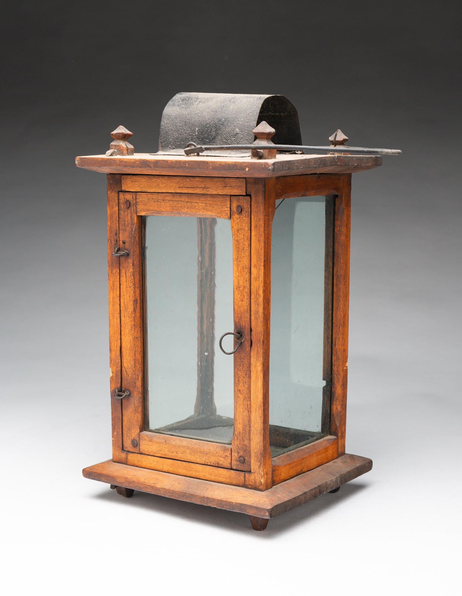 WOOD BARN LANTERN. (1 of 6)
