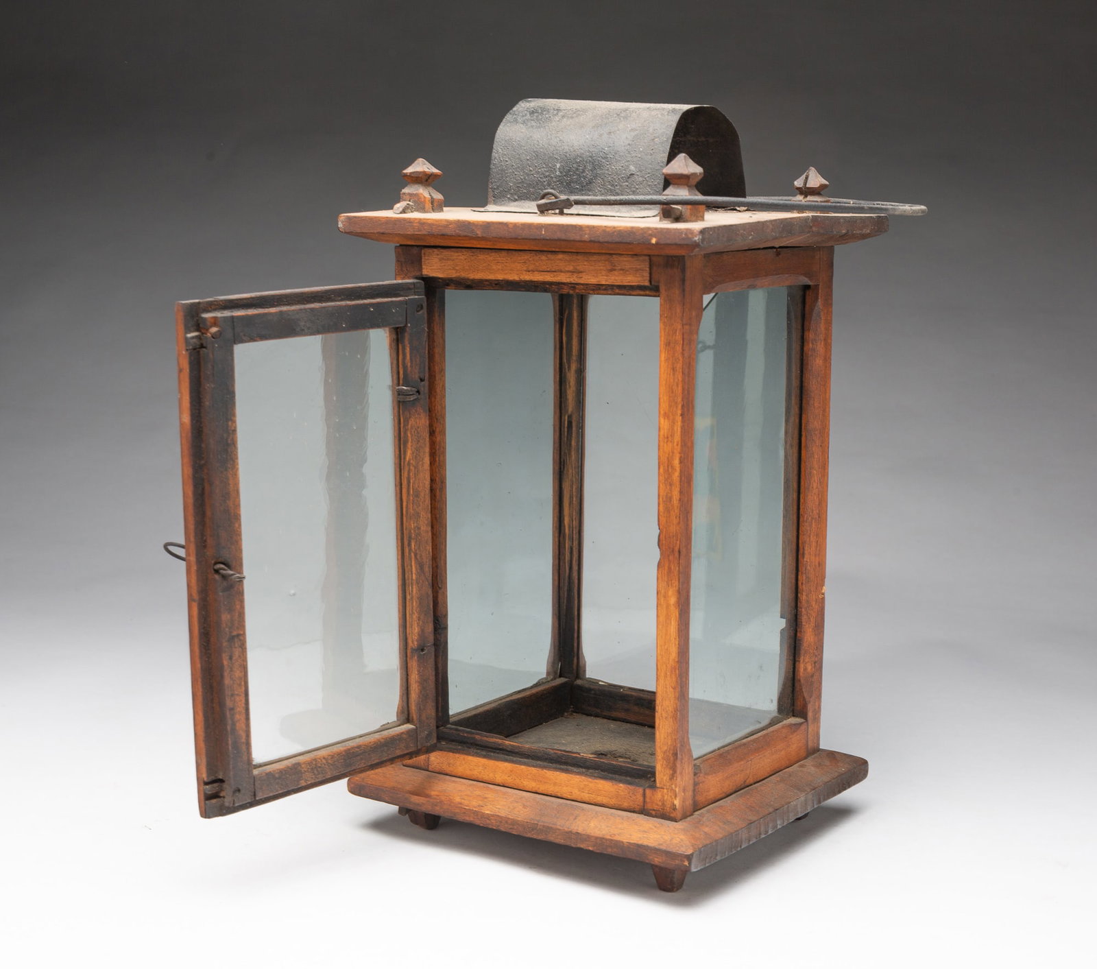 WOOD BARN LANTERN. - 2