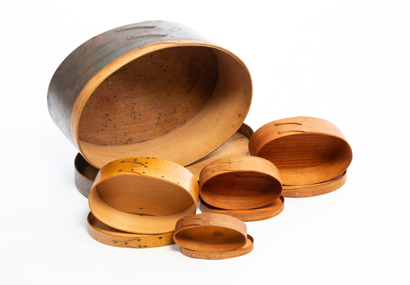 FIVE OVAL BENTWOOD STORAGE BOXES. - 5