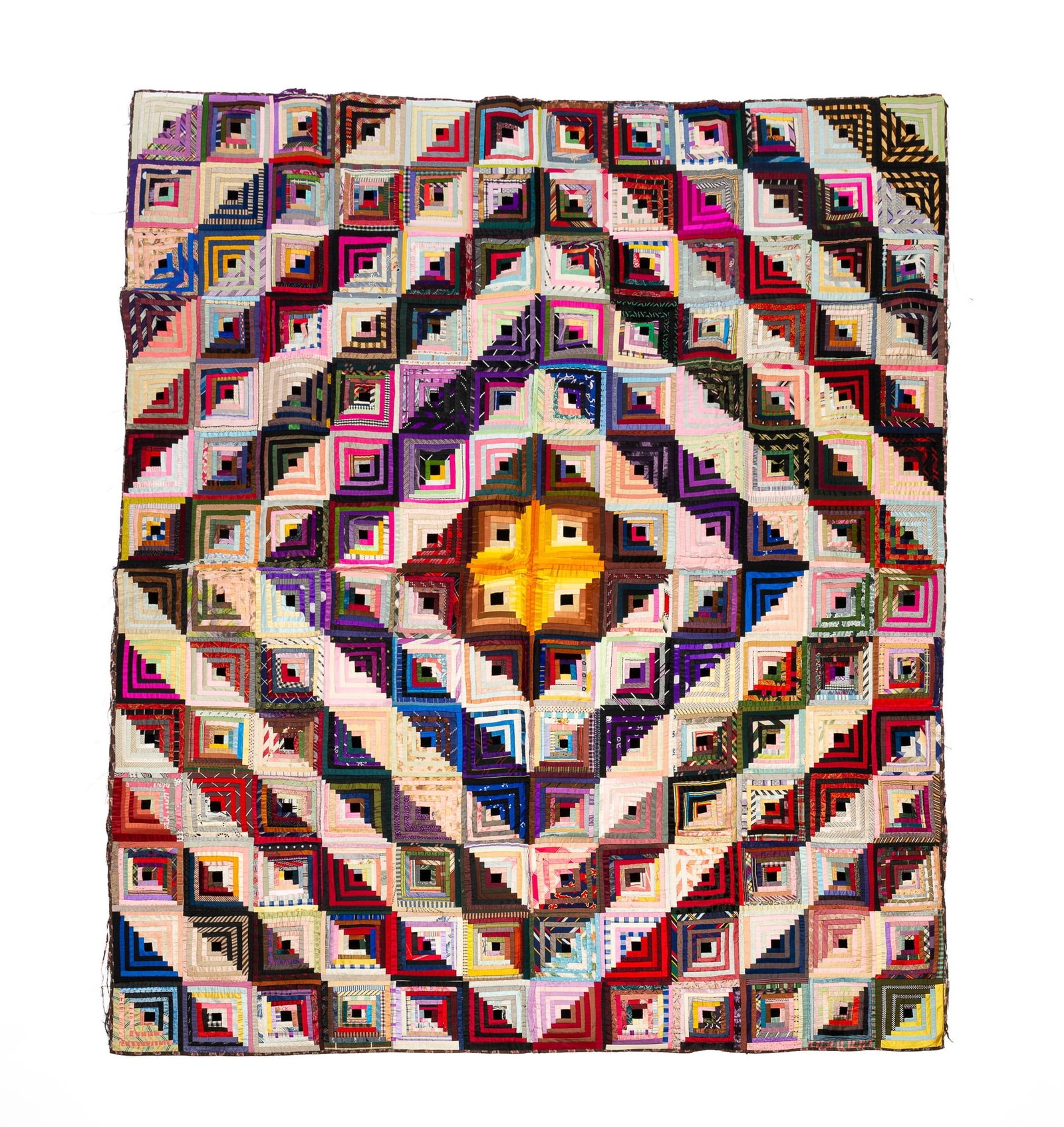 PIECEWORK LIGHT AND DARK RAYS LOG CABIN QUILT. (1 of 5)