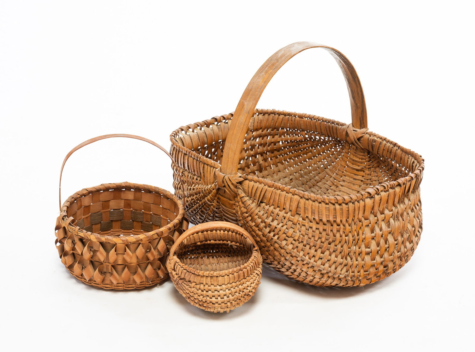 THREE SPLINT WOVEN BASKETS. (1 of 4)