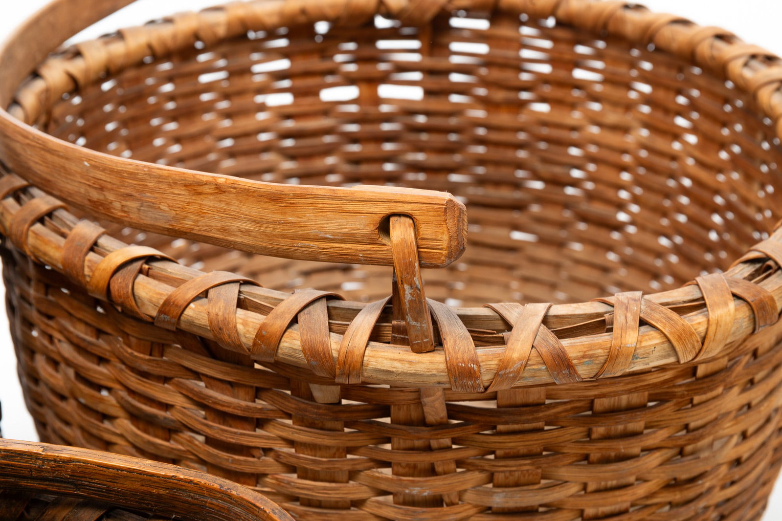 THREE SWING HANDLE WOVEN SPLINT BASKETS. - 3