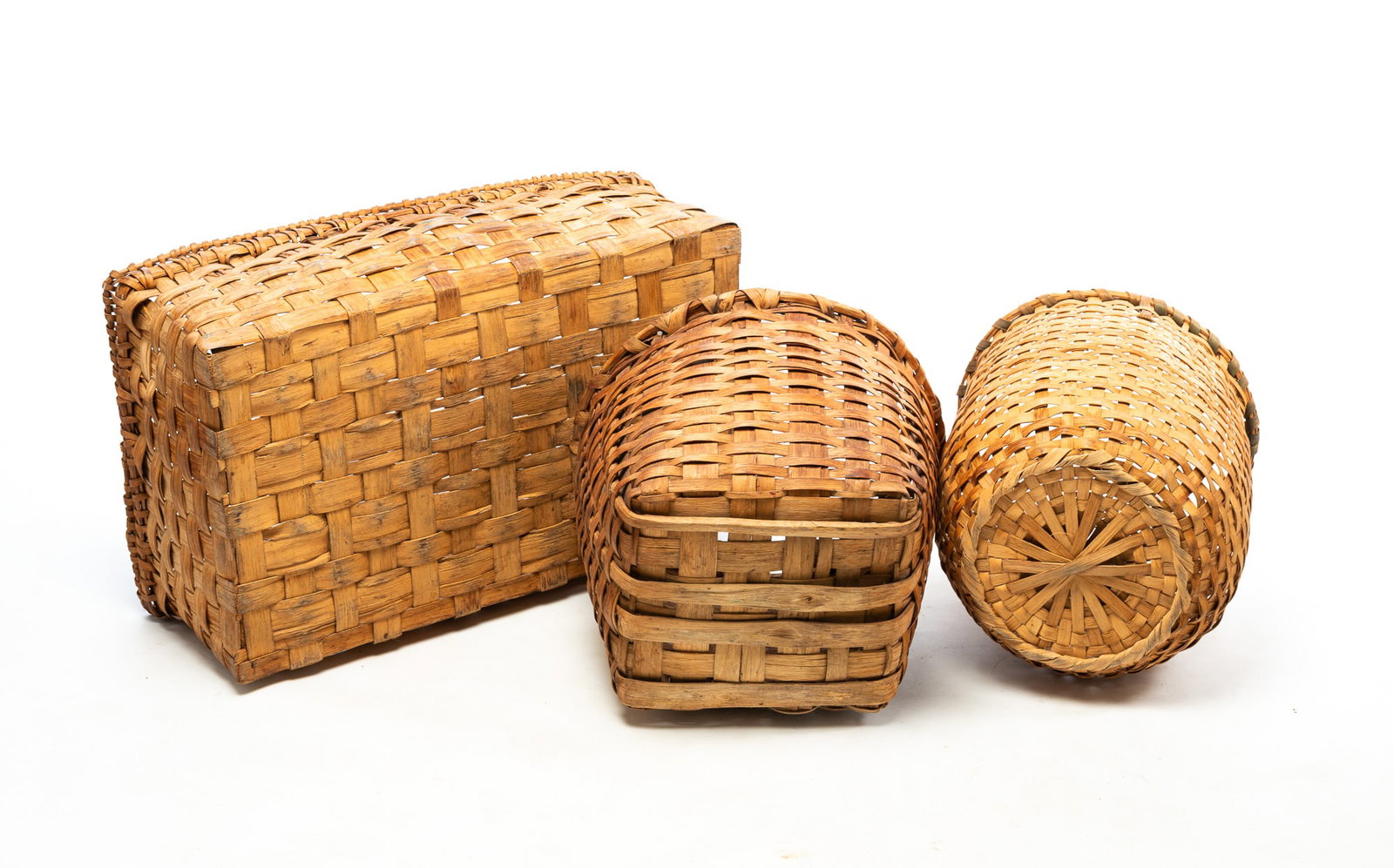 THREE LARGE WOVEN SPLINT BASKETS. - 4