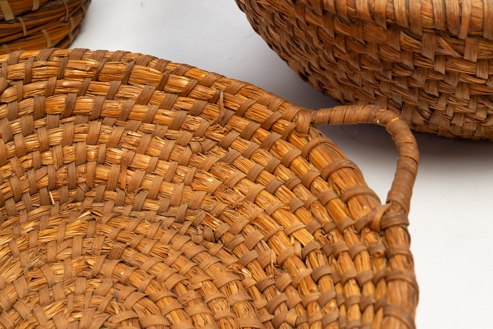 FIVE RYE STRAW BASKETS. - 2