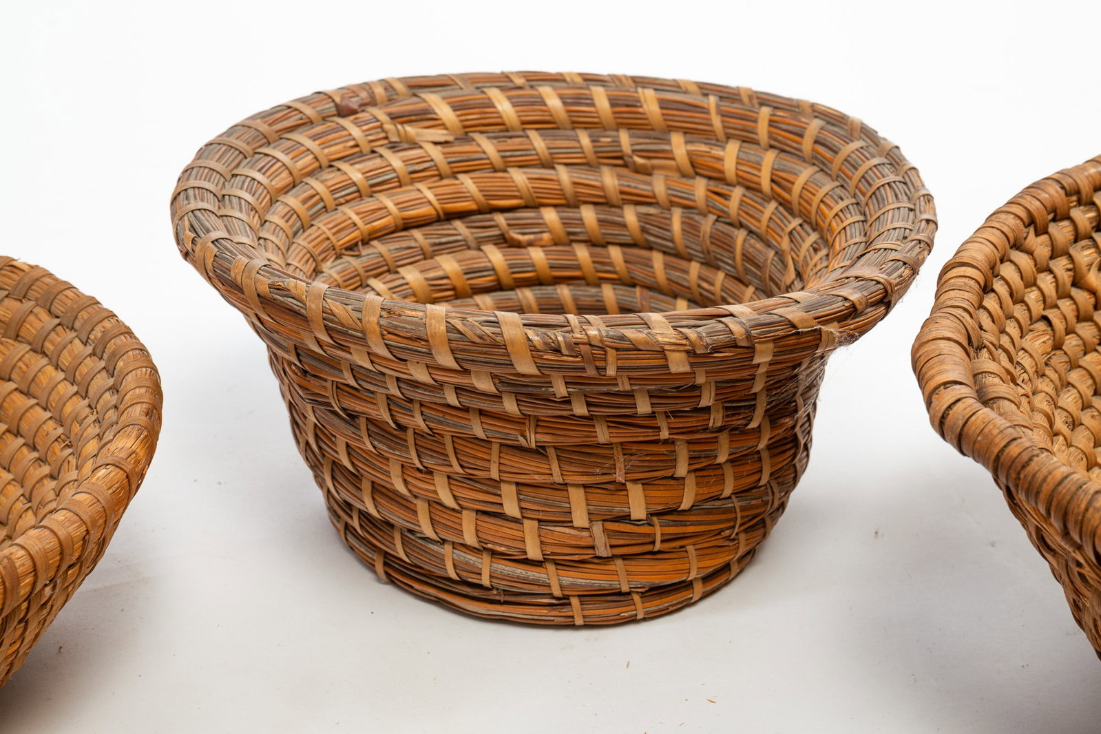 FIVE RYE STRAW BASKETS. - 3