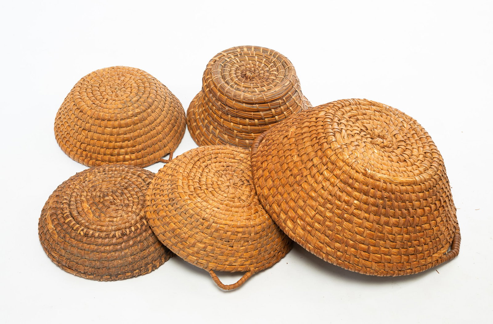 FIVE RYE STRAW BASKETS. - 4